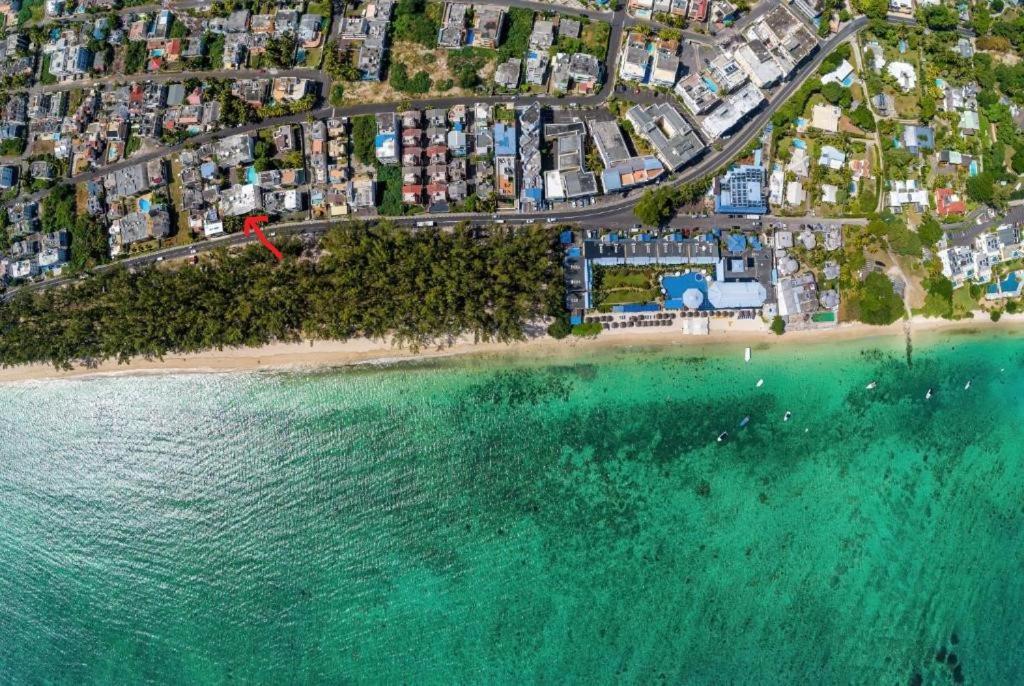 Blue Coral Beachfront Penthouse Flic-en-Flacq Exteriör bild