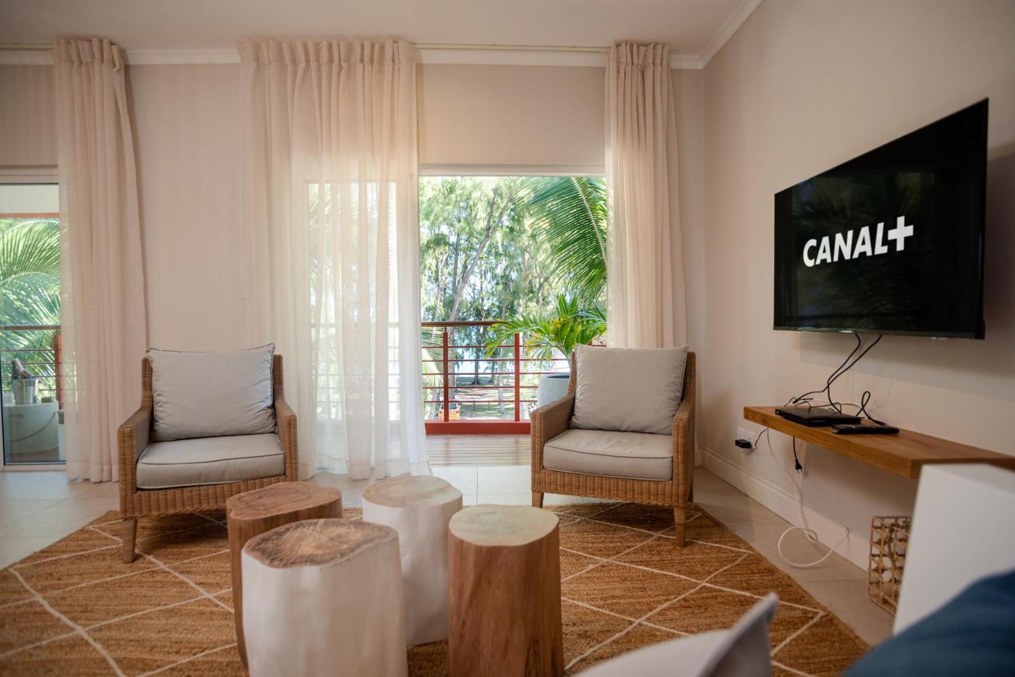 Blue Coral Beachfront Penthouse Flic-en-Flacq Exteriör bild